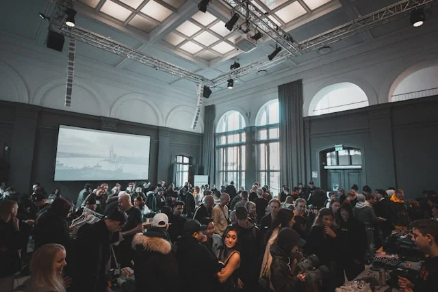 Encuentro con asistentes en un salón para eventos